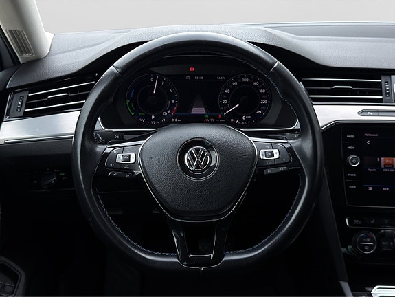Volkswagen Passat 14 of 30
