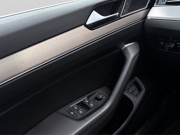 Volkswagen Passat 10 of 30