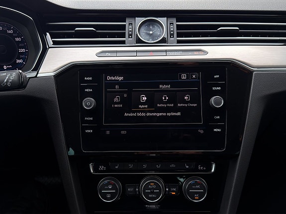 Volkswagen Passat 19 of 30