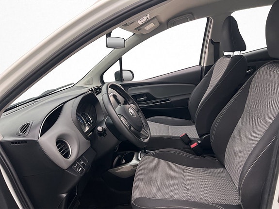 Toyota Yaris 10 of 30