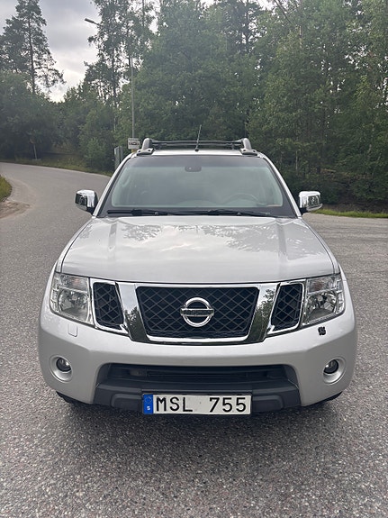 Nissan Navara 2 of 7