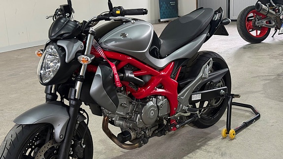 Suzuki Cycles SFV650 Gladius helsystem låga mil 0kr insats 7 of 9