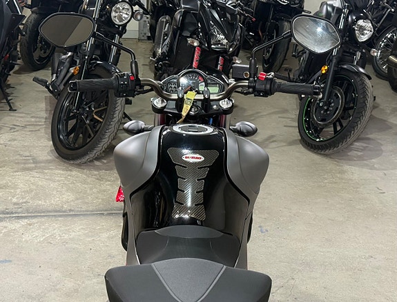 Suzuki Cycles SFV650 Gladius helsystem låga mil 0kr insats 9 of 9