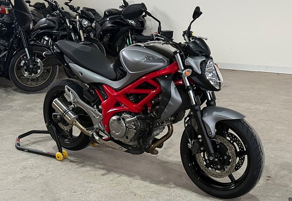 Suzuki Cycles SFV650 Gladius helsystem låga mil 0kr insats 2 of 9