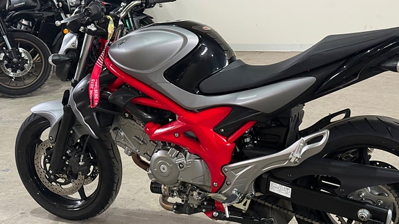 Suzuki Cycles SFV650 Gladius helsystem låga mil 0kr insats 8 of 9