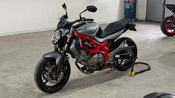 Suzuki Cycles SFV650 Gladius helsystem låga mil 0kr insats 6 of 9