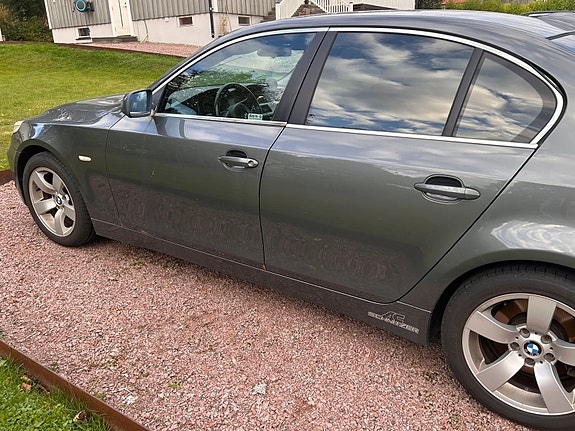 BMW 523i 2 of 4