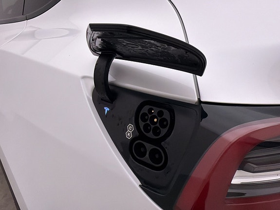 Tesla Model Y 27 of 30