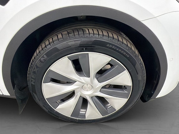 Tesla Model Y 28 of 30