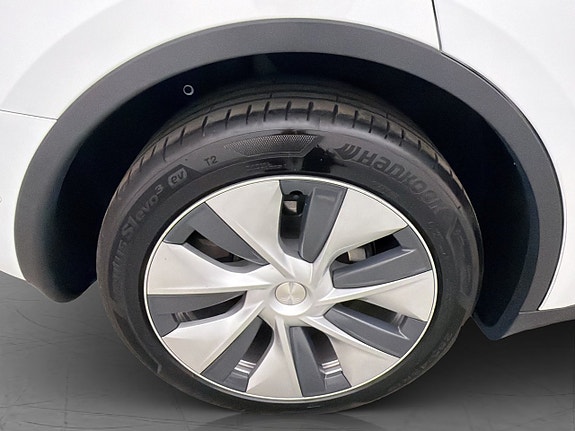Tesla Model Y 29 of 30