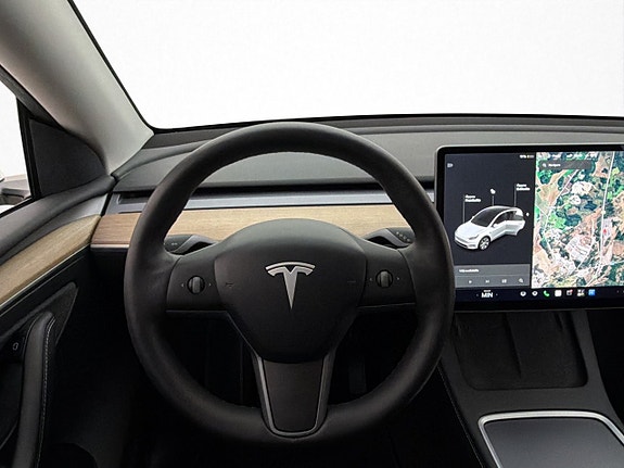 Tesla Model Y 14 of 30