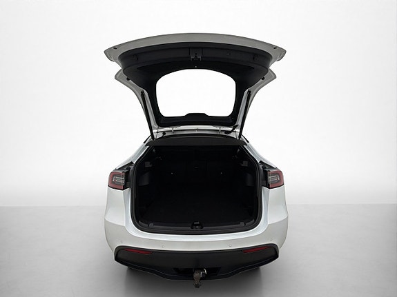 Tesla Model Y 26 of 30