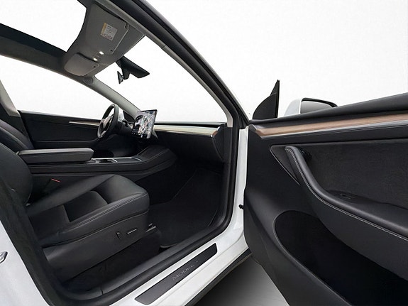 Tesla Model Y 24 of 30