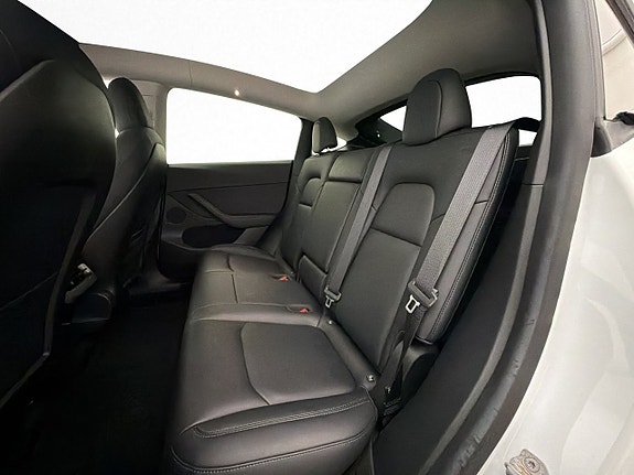 Tesla Model Y 25 of 30