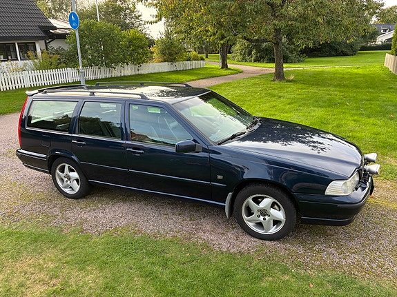 Volvo V70 2 of 3