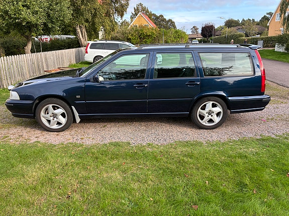 Volvo V70 3 of 3