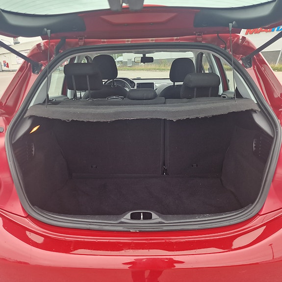 Peugeot 208 8 of 13