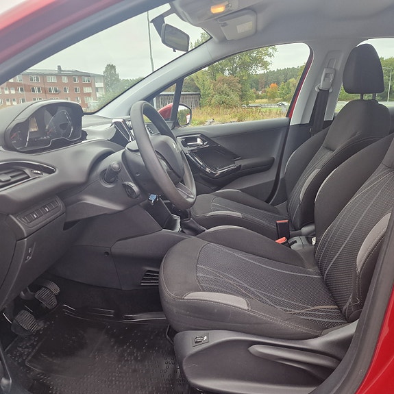 Peugeot 208 12 of 13