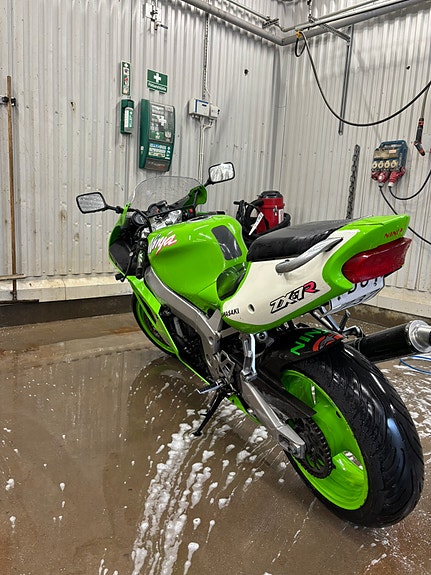 Kawasaki Zx7r 2 of 7