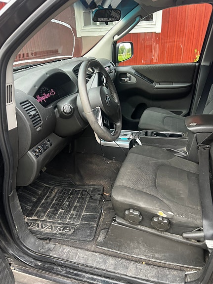 Nissan Navara 2 of 7