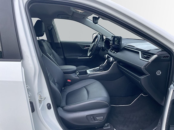 Toyota RAV4 6 of 16
