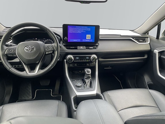 Toyota RAV4 8 of 16