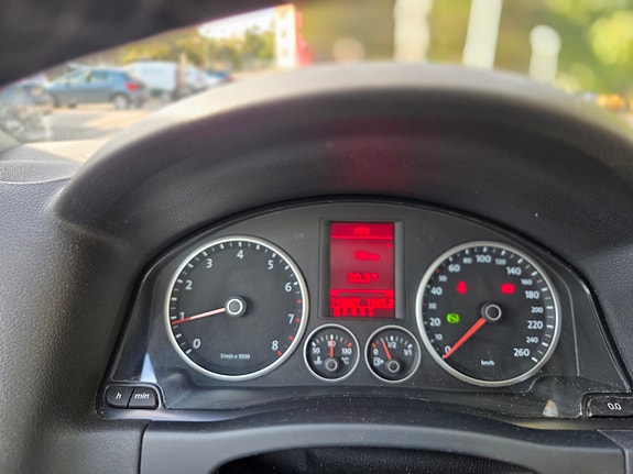 Volkswagen Tiguan 2 of 8