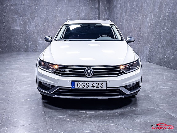 Volkswagen Passat Alltrack 2 of 27