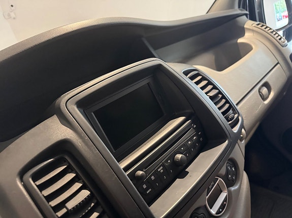 Renault Trafic 7 of 9