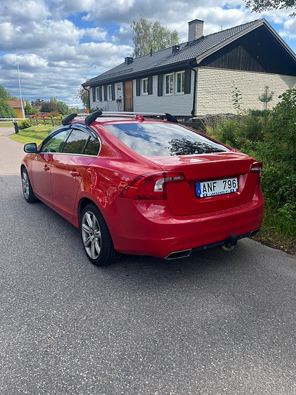 Volvo S60 2 of 5