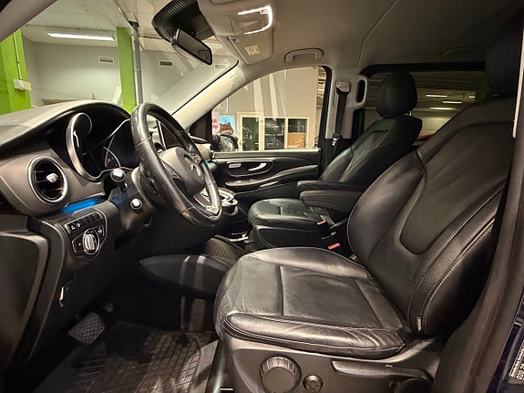 Mercedes-Benz V250 9 of 15