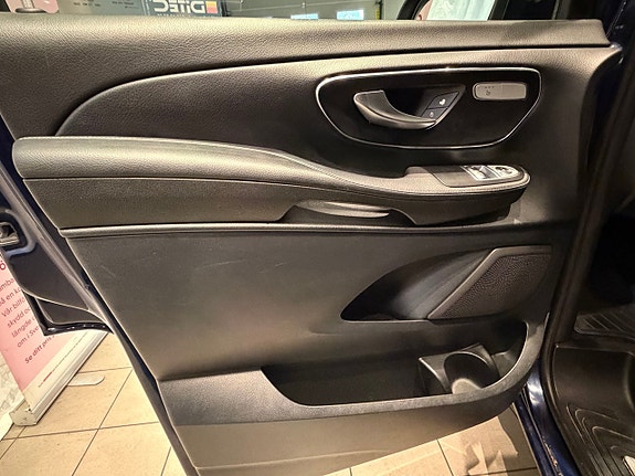 Mercedes-Benz V250 7 of 15