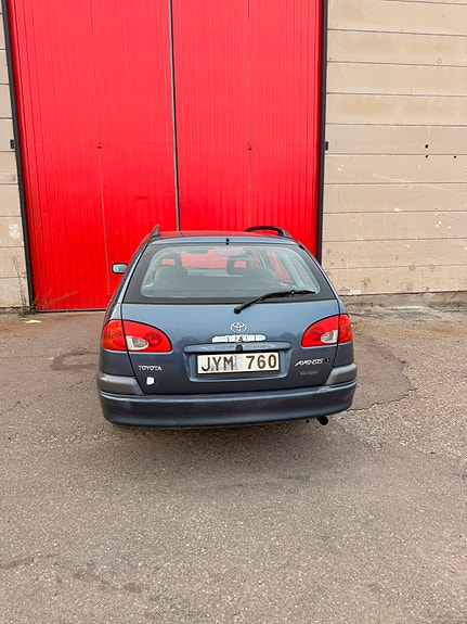 Toyota Avensis 2 of 9