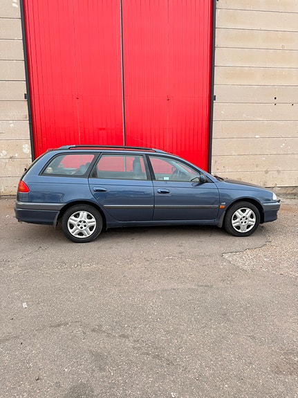 Toyota Avensis 3 of 9