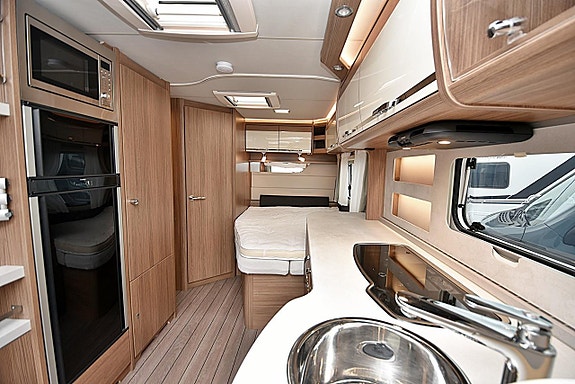 Knaus 580 UF Scandinavian Selection, Dubbelbädd 11 of 25