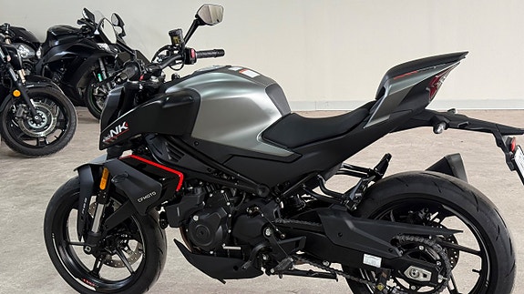 CFMOTO 450NK Låga mil nyskick 0kr insats 8 of 10