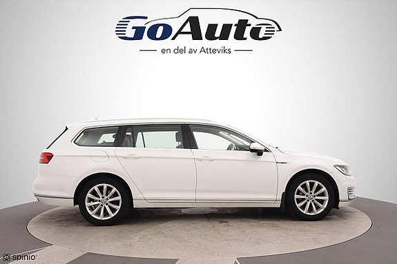 Volkswagen Passat 2 of 18