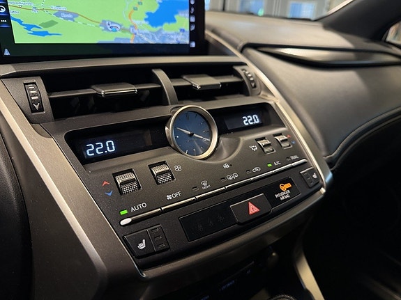 Lexus NX300h 14 of 27