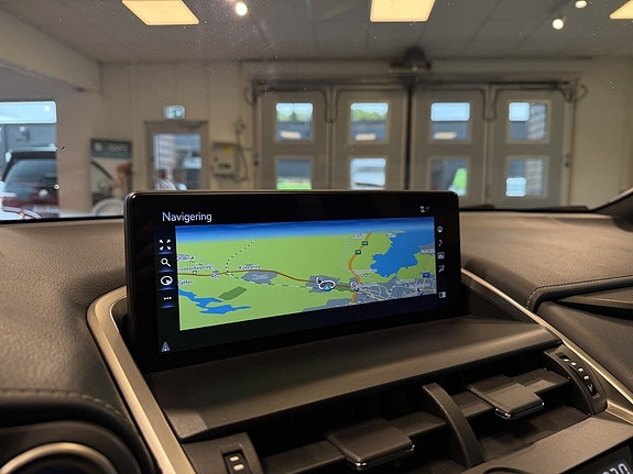 Lexus NX300h 12 of 27