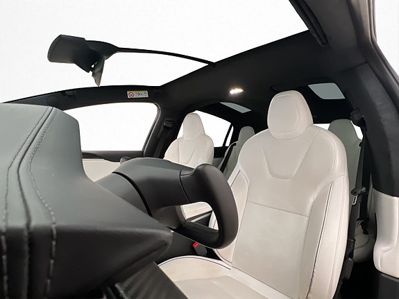 Tesla Model X 15 of 30