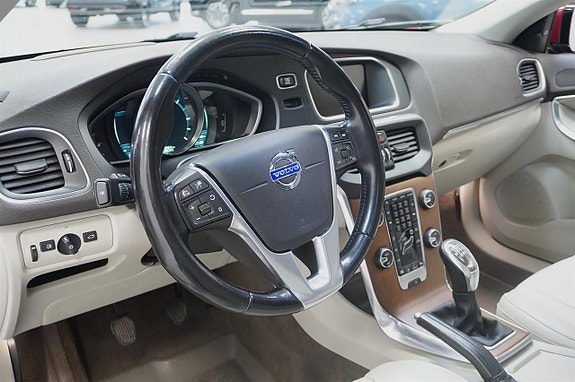 Volvo V40 2 of 17