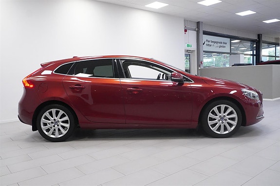 Volvo V40 3 of 17