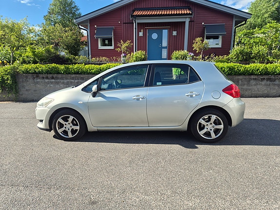 Toyota Auris 2 of 5