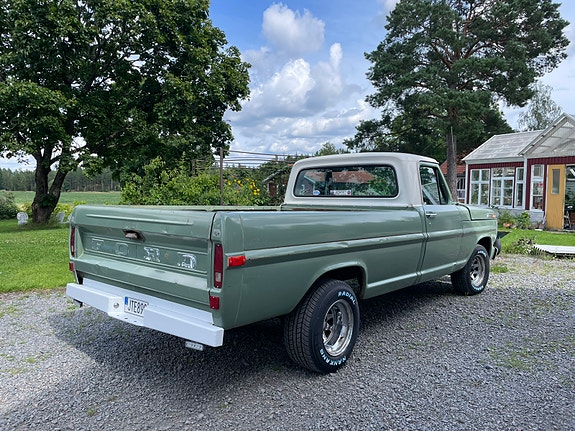 Ford F-100 4 of 5
