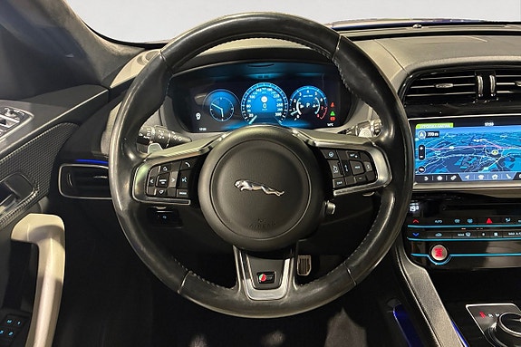 Jaguar F-PACE 13 of 19