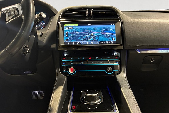 Jaguar F-PACE 12 of 19