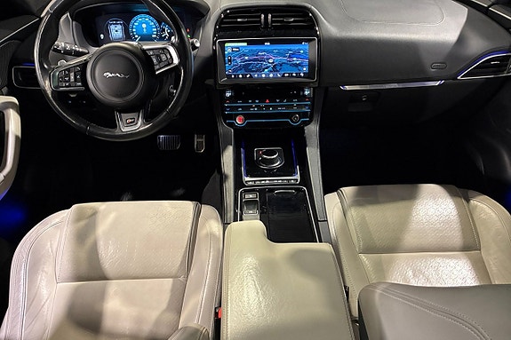 Jaguar F-PACE 11 of 19