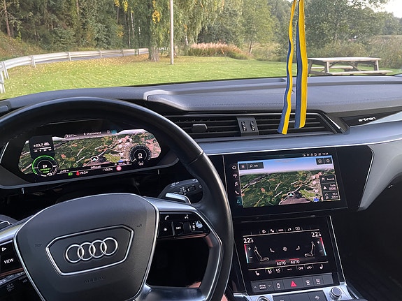 Audi e-tron 3 of 6
