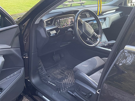 Audi e-tron 4 of 6