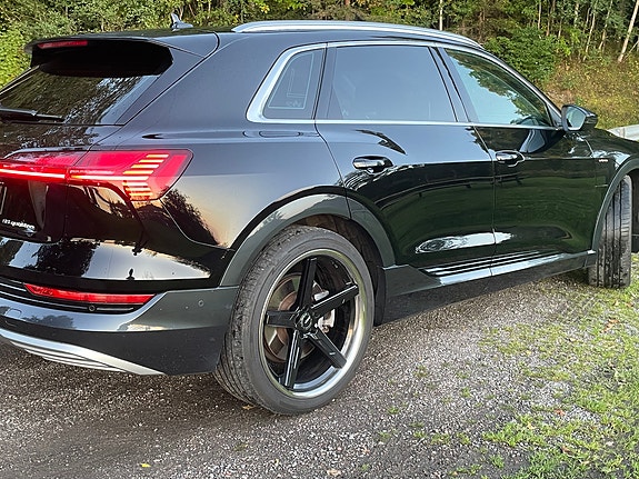 Audi e-tron 2 of 6